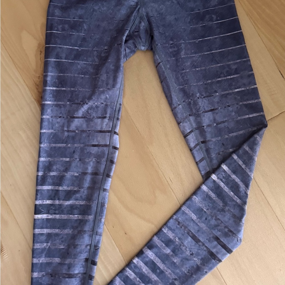 Niyama Sol XS striped print, shades of gray print leggings activewear yoga